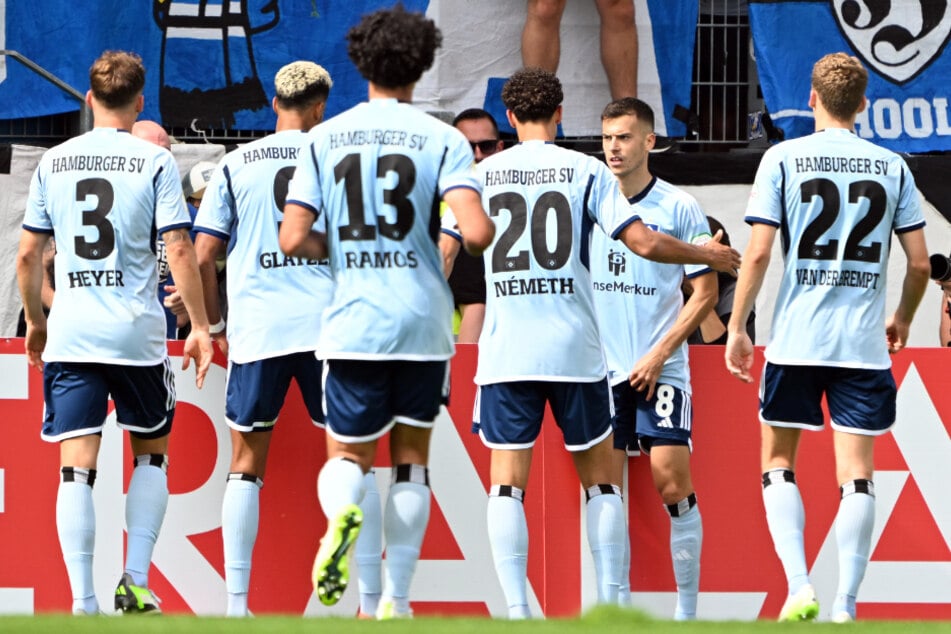 HSV-Stratege Laszlo Benes (25, 2.v.r.) avancierte mit seinem Tor in der Nachspielzeit auch gegen Rot-Weiss Essen zum Matchwinner.