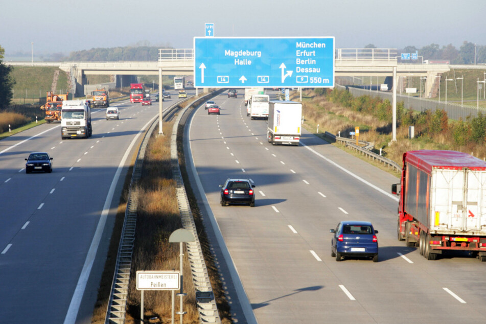 Zwischen Mai und August rollen Fahrer bei maximal Tempo 80 am Schkeuditzer Kreuz.