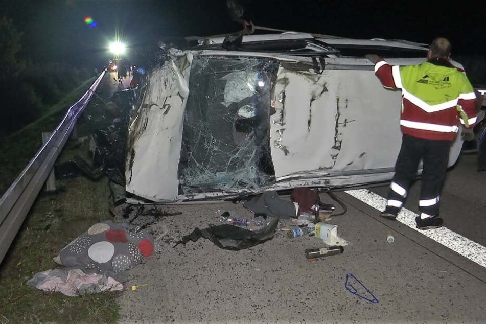 Das Auto wurde bei dem Unfall komplett zerstört.