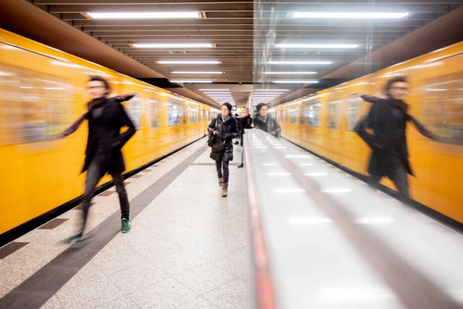 Ein Mann ist bei dem Sturz schwer verletzt worden. (Symbolbild)