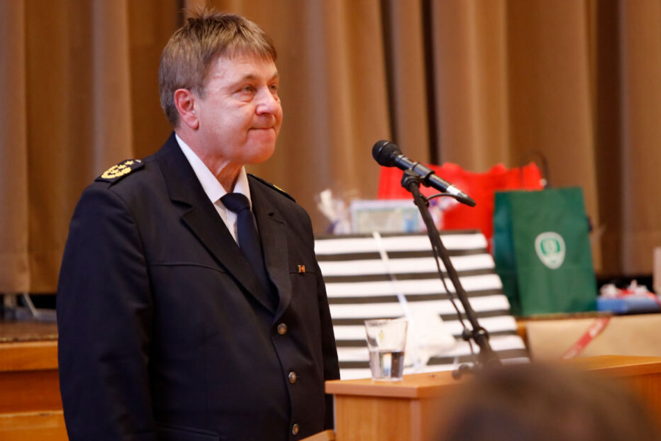 Gerührt blickt Polizeichef Bernd Merbitz (62) in den Saal, als nach seiner Abschiedsrede stehender Applaus aufbrandet.