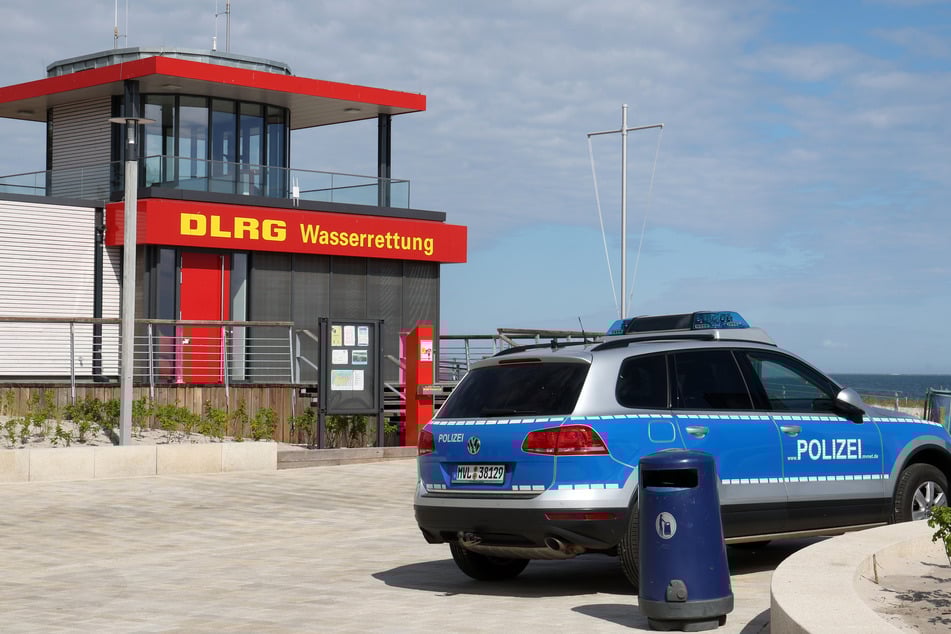 Leiche an Strand von Ostsee angespült: Ist es der vermisste Schwimmer?