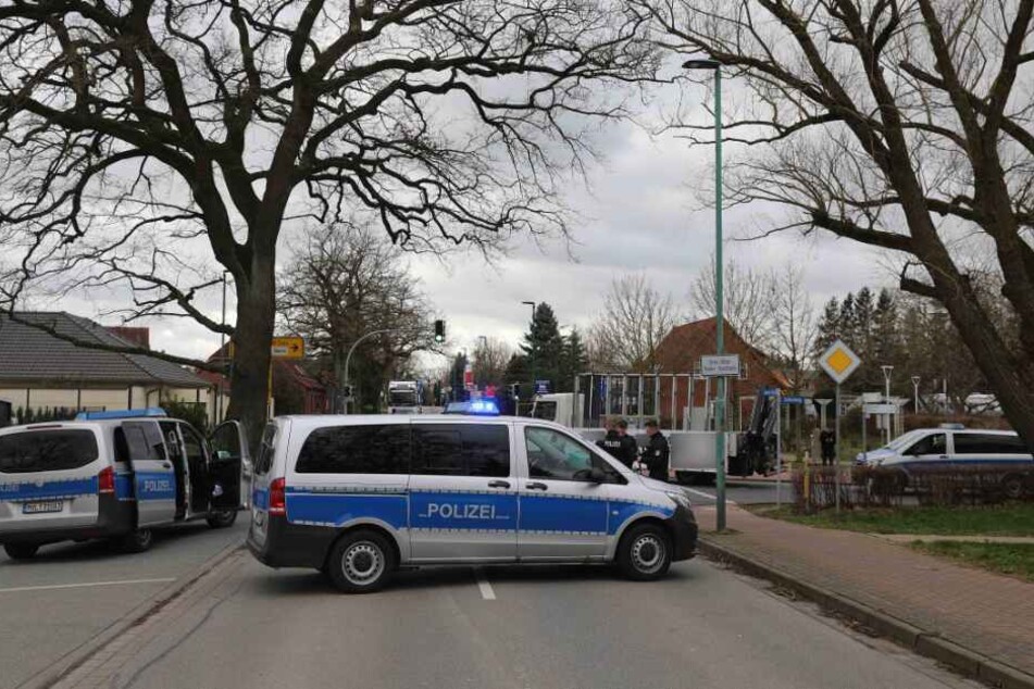 Mehrere Polizeiautos stehen an der Unfallstelle.