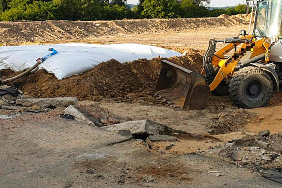 Das Foto zeigt die mit Planen und Wassersäcken abgedeckte Bombe in Gießen.