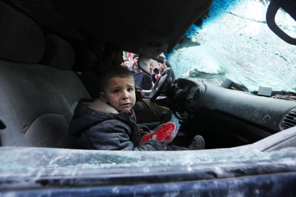 Ein Junge sitzt weinend nach einem Luftangriff in Ariha, nahe Idlib, im Auto. Insgesamt 800.000 Menschen sind in der Region auf der Flucht.