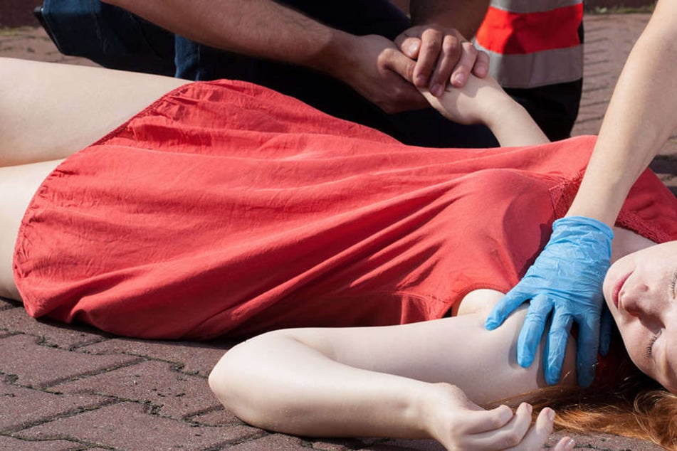 Die junge Frau konnte sich nicht mehr selbst helfen. Ihr Freund suchte Hilfe bei der Münchner Feuerwehr (Symbolbild).