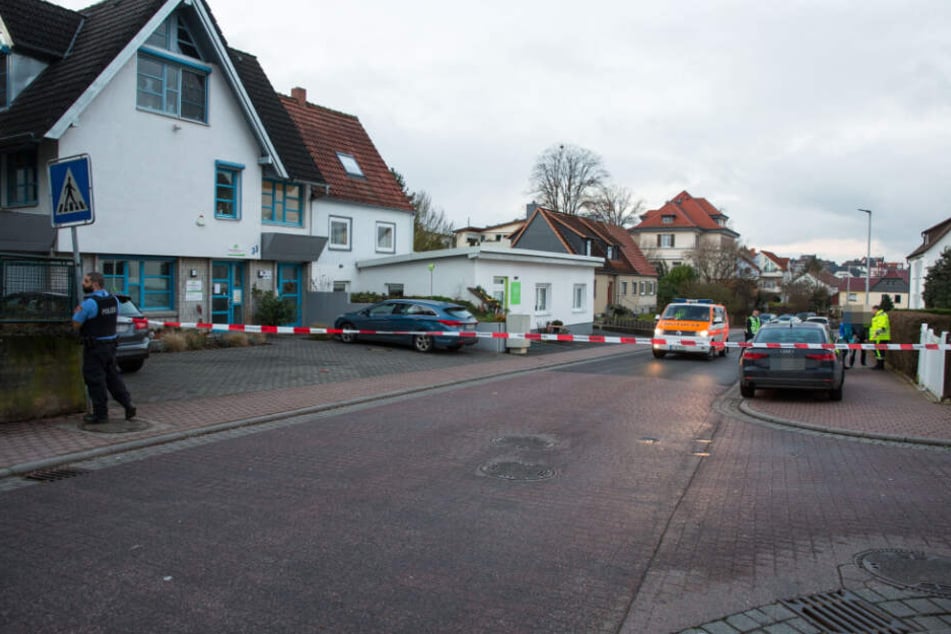 Der Bereich um das Haus wurde abgesperrt.
