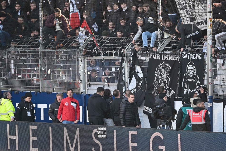 Der Stein des Anstoßes: Ordner hängen das beanstandete Banner ab.