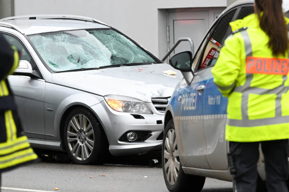 Das Foto zeigt den silbernen Mercedes, der in die Menschenmenge raste.