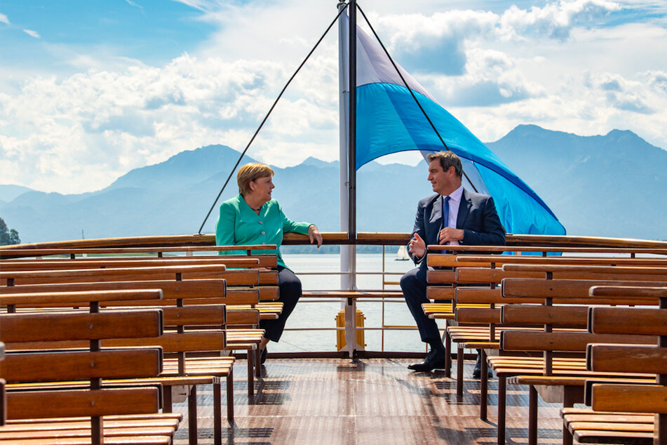 Markus Söder (53, CSU), Ministerpräsident von Bayern, und Bundeskanzlerin Angela Merkel (66, CDU), fuhren im Juli gemeinsam mit einem Schiff der Chiemsee-Schifffahrt auf die Insel Herrenchiemsee.
