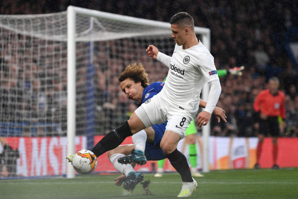 Luka Jovic schirmt einen Ball vor David Luiz ab.