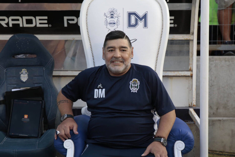 Da sitzt er, stolz wie Bolle: Diego Armando Maradona.