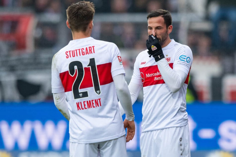Stuttgarts Gonzalo Castro (r) und Stuttgarts Philipp Klement stehen bei der Pleite in Osnabrück auf dem Platz.