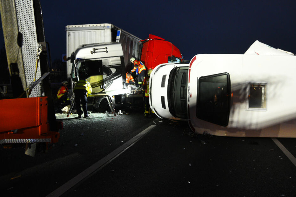 Völliges Chaos auf der A6: Unter anderem ist ein Wohnmobil umgekippt, wie hier zu sehen ist.
