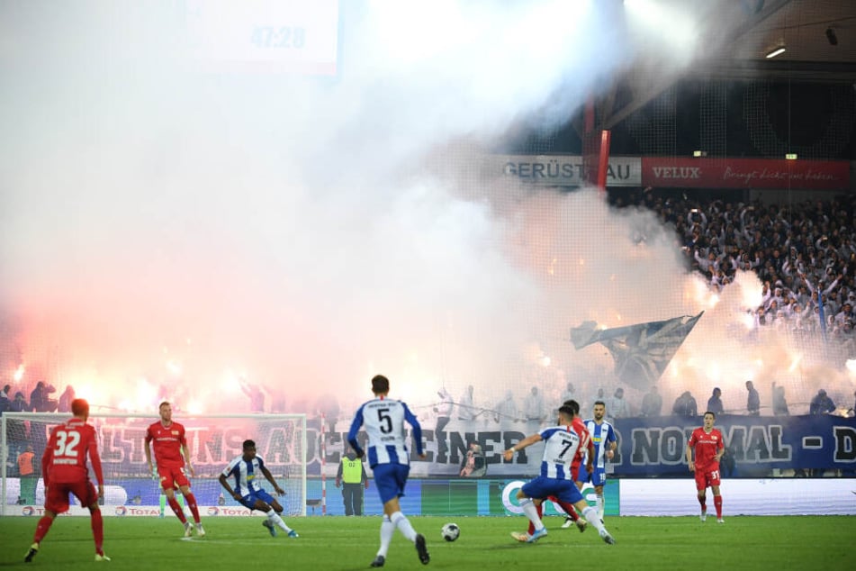Pyro-Wahnsinn An der Alten Försterei! Im Block der Herthaner brannte es lichterloh.