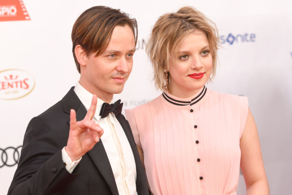 Macht Schauspieler Tom Schilling da den Schweigefuchs? Kollegin Jella Haase wird es wissen.