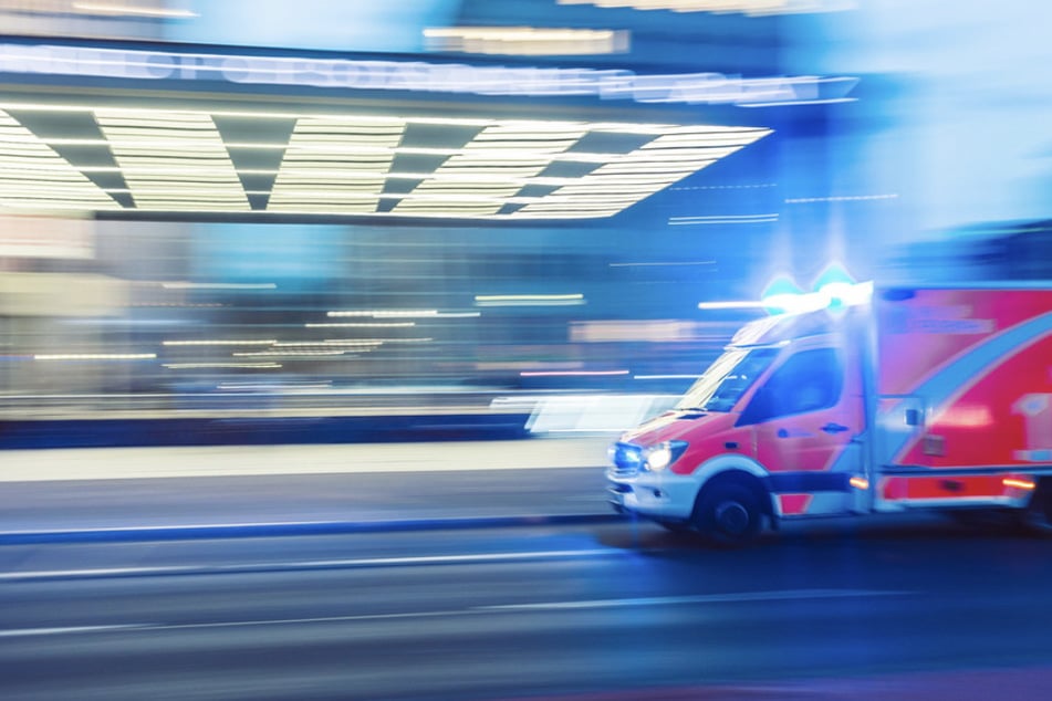 Der schwer verletzte Autofahrer wurde in eine Klinik gebracht. (Symbolfoto)