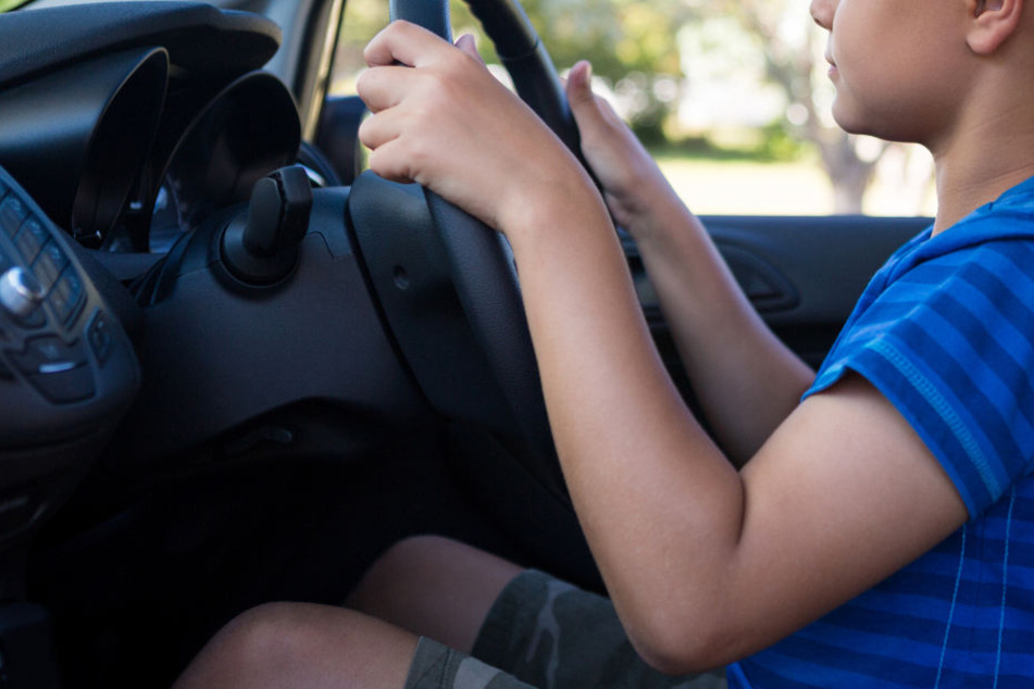 Der Junge fuhr mit dem Auto seines Vaters durch die Gegend. (Symbolbild)