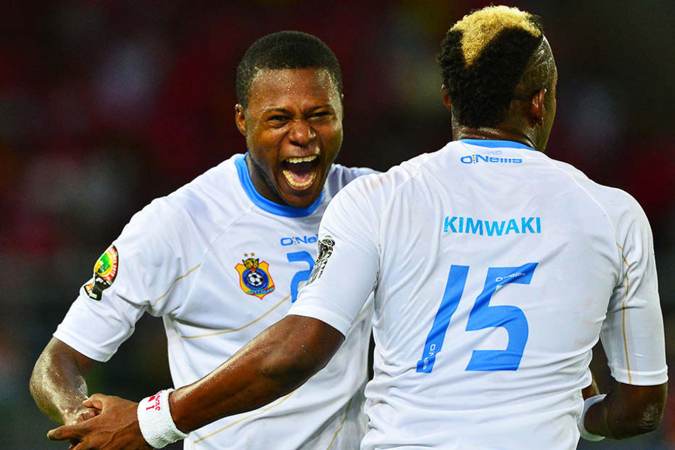 Chancel Mbemba (l.) freut sich mit seinem Nationalmannschaftskollegen Joel Mpela Kimwaki (r.) über ein Tor.