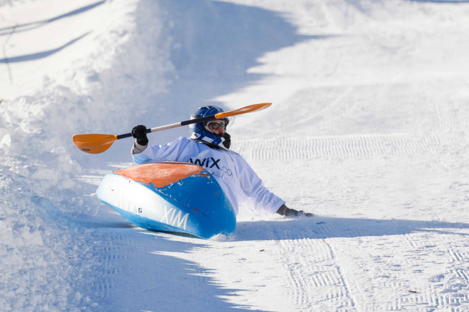 Im Kajak über die Skipiste. Für Raul Richter hatte diese Fahrt eine schmerzliches Ende.