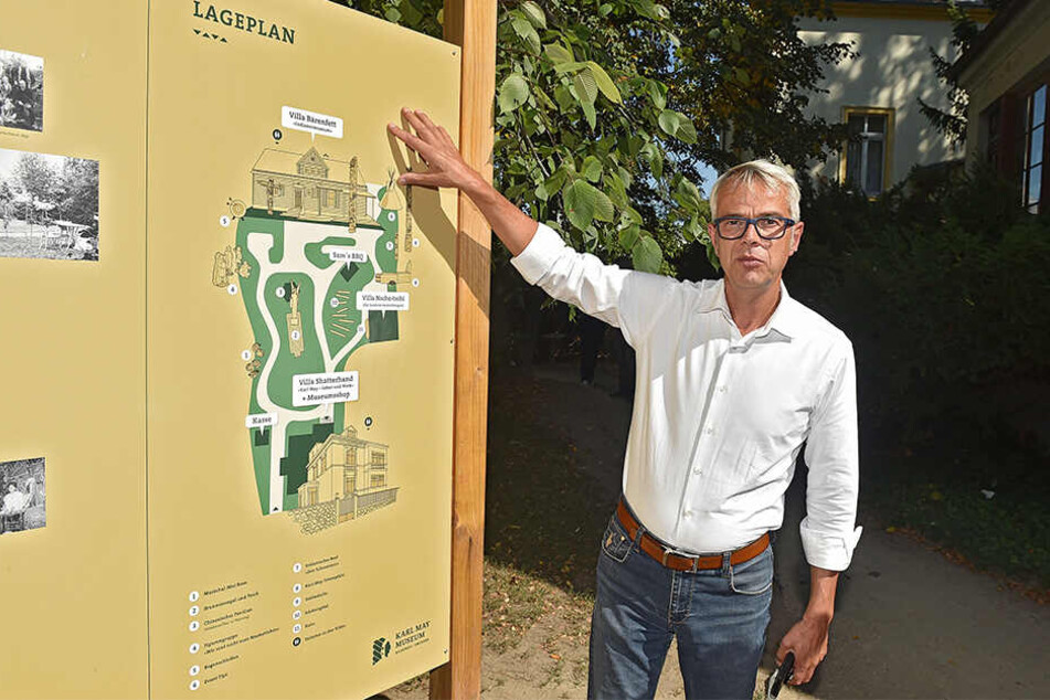Direktor Christian Wacker (53) zeigt den Standort des Neubaus.