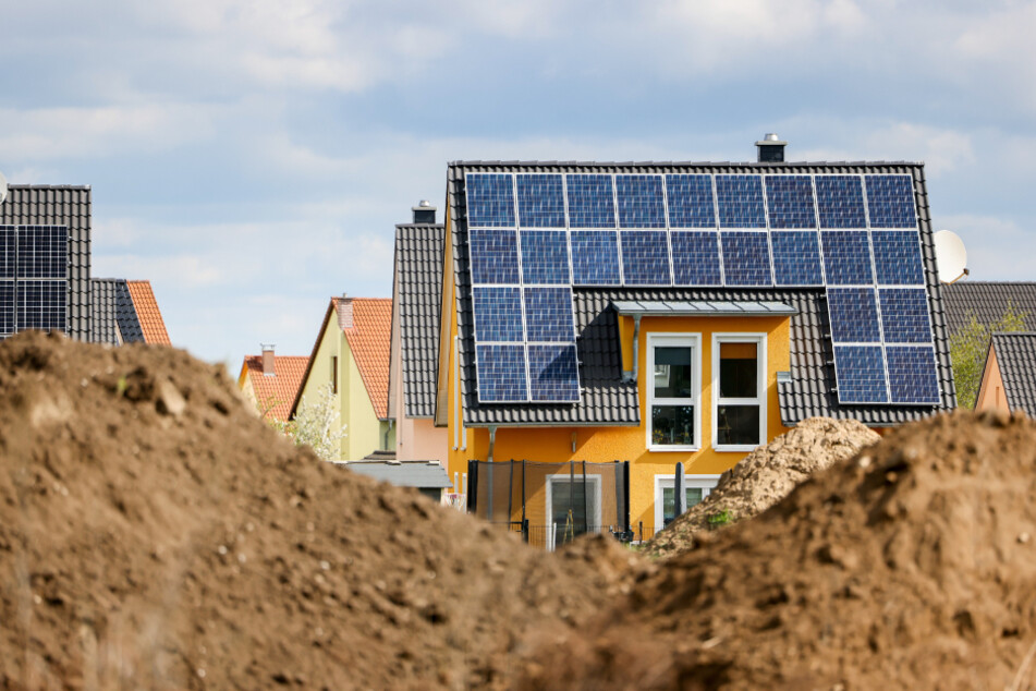 Auf den Dächern Sachsens finden sich immer öfter Solar-Module, wie hier in einem Leipziger Neubau-Gebiet.
