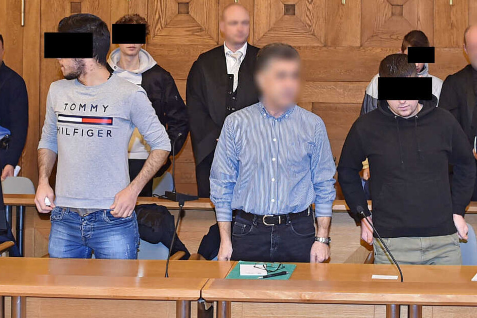 Wassim T. (20, l.) und Mohamad S. (21) sind als Mitglieder der Drogenbande angeklagt.