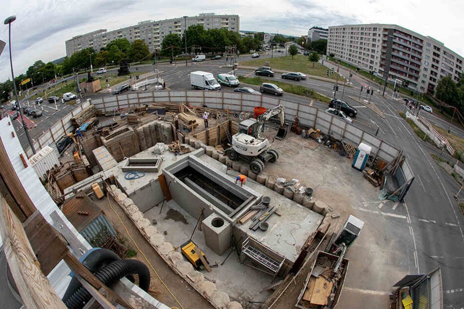Aktuell wird der Verkehr am Rathenauplatz noch um die Baustelle herumgeführt.