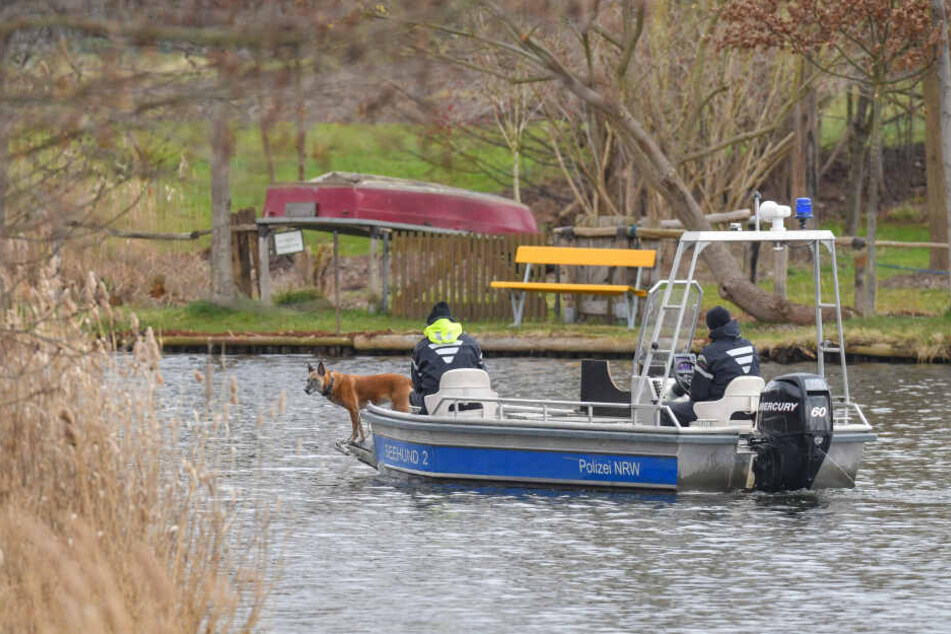 Auf einem Boot suchen Polizeibeamte mit einem Spürhund auf dem Storkower Kanal nahe dem Wolziger See im Landkreis Dahme-Spreewald nach der vermissten Rebecca.