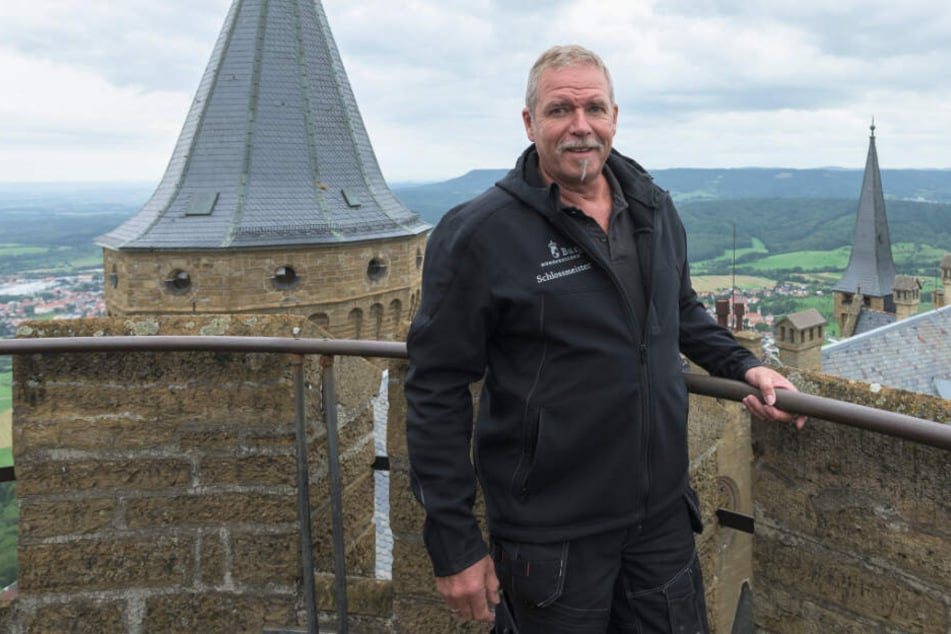 Joachim Piller, Schlossmeister auf Burg Hohenzollern steht auf einem Turm.