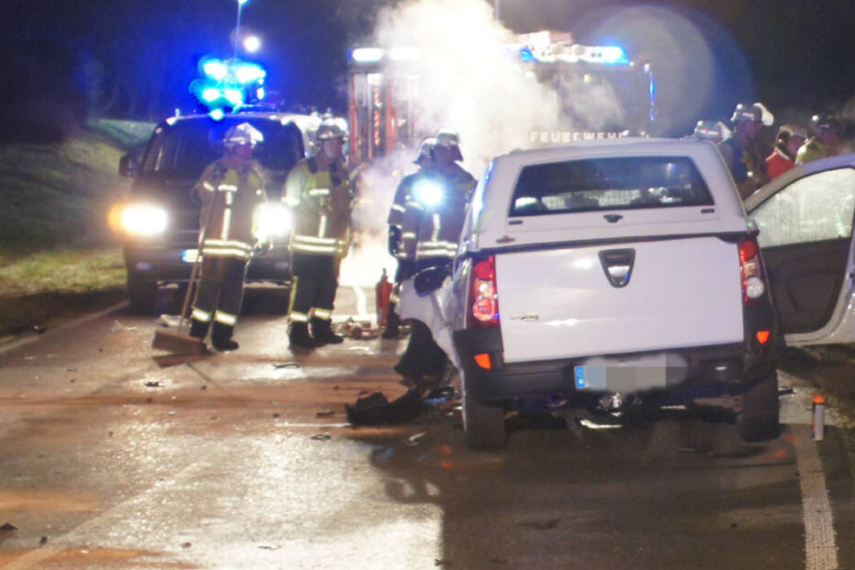 Ein Blick auf die Feuerwehrmänner und die beteiligten Wagen vor Ort.