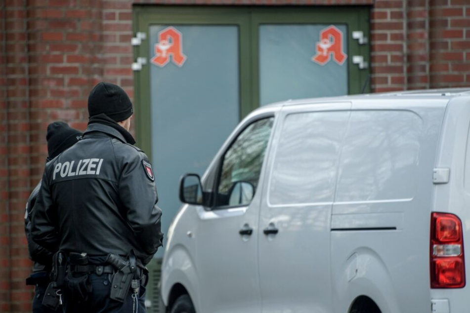 Polizisten stehen während einer Kontrolle vor einem Fahrzeug, mit dem Medikamente transportiert werden.