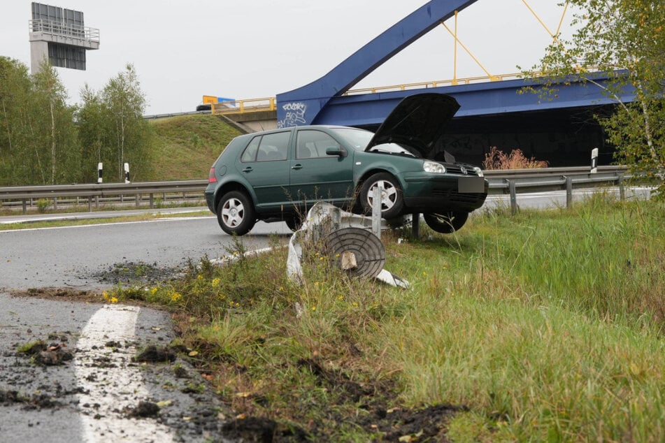 Für einen 85-jährigen VW-Fahrer endete die Fahrt am Mittwoch auf der Leitplanke am Autobahnkreuz Leipzig-Süd.