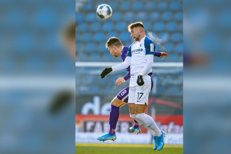 Tom Baumgart (l.) verliert das Kopfballduell mit Bochums Danny Blum.