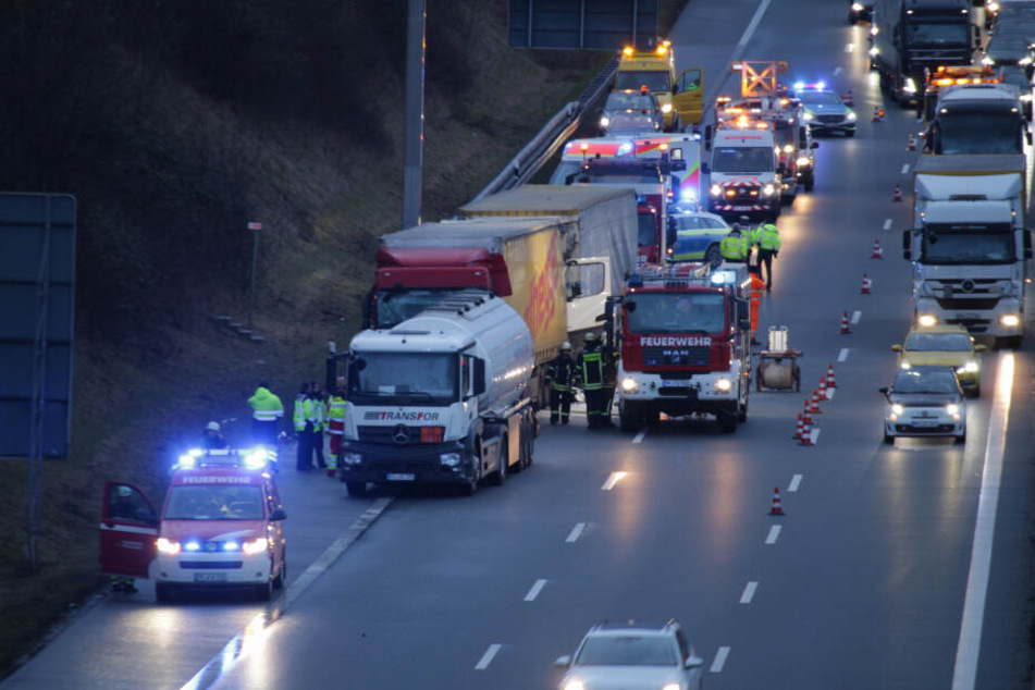 Drei Lkw krachten auf der A8 bei Pforzheim ineinander.