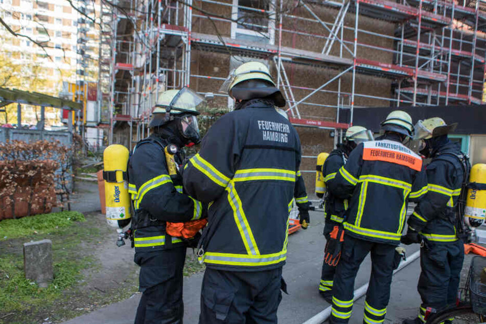 Die Feuerwehrkräfte besprechen die Lage vor Ort.