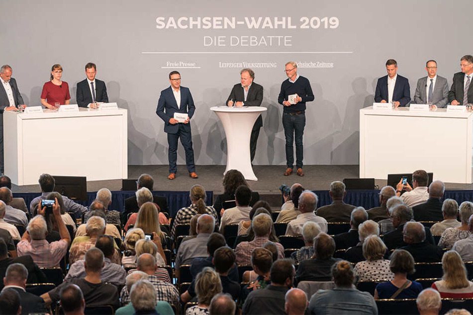 Auf der Bühne von links: Rico Gebhardt, Katja Meier und Michael Kretschmer, in der Mitte die Chefredakteure der Freien Presse, Leipziger Volkszeitung und Sächsischen Zeitung, gefolgt von Martin Dulig, Jörg Urban und Holger Zastrow.
