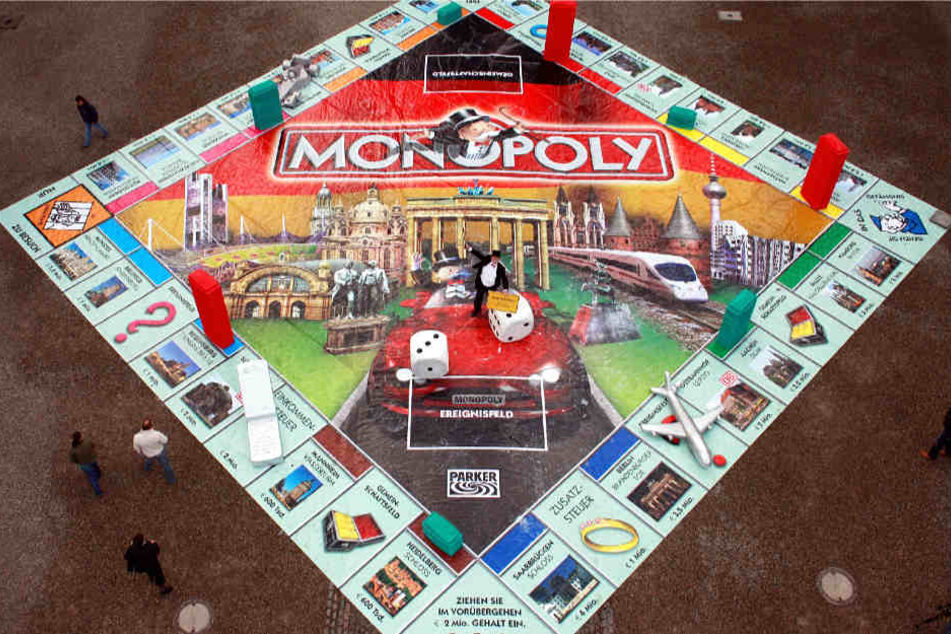 Im Jahr 2007 wurde Monopoly Deutschland mit einem überdimensionalen Spielbrett in Saarbrücken präsentiert.