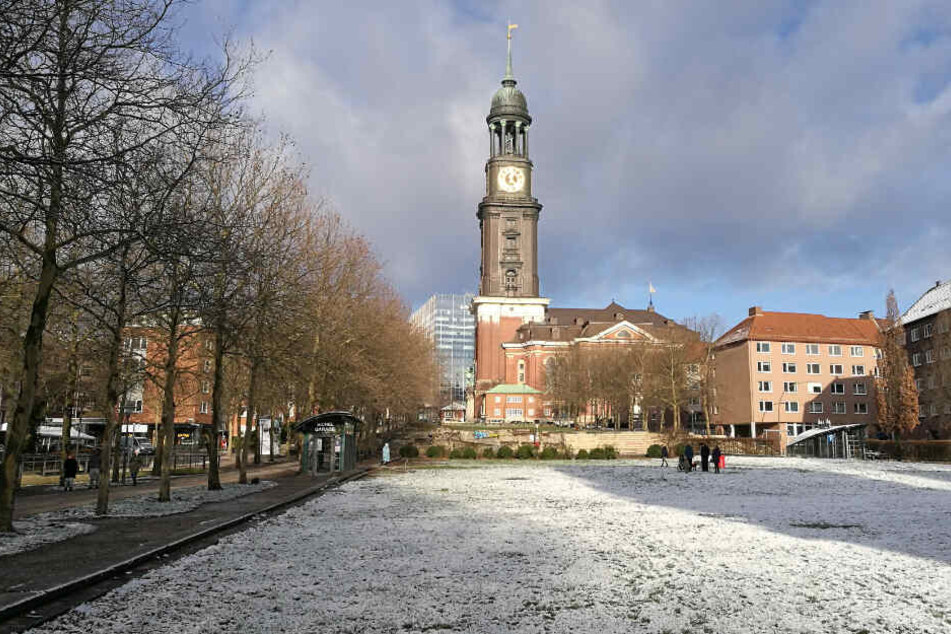 Der Schneefall in der Nacht auf Freitag hinterließ auch die Michelwiese in Hamburg mit einem weißen Überzug.