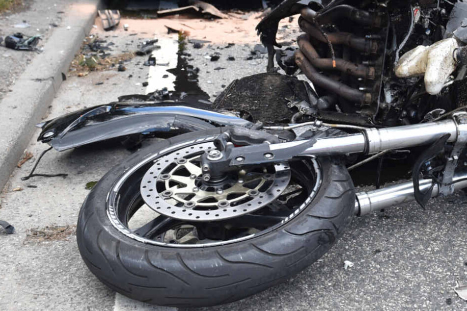 Der 73-jährige Motorradfahrer übersah einen Lkw. (Symbolbild)
