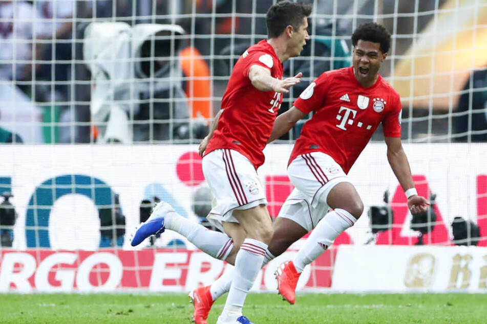Robert Lewandowski (l.) erzielte den Treffer, der dem FC Bayern München den Weg zum Titel ebnete.