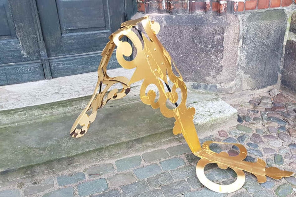 Die Zeiger landeten vor der Kirche in der Lübecker Innenstadt.
