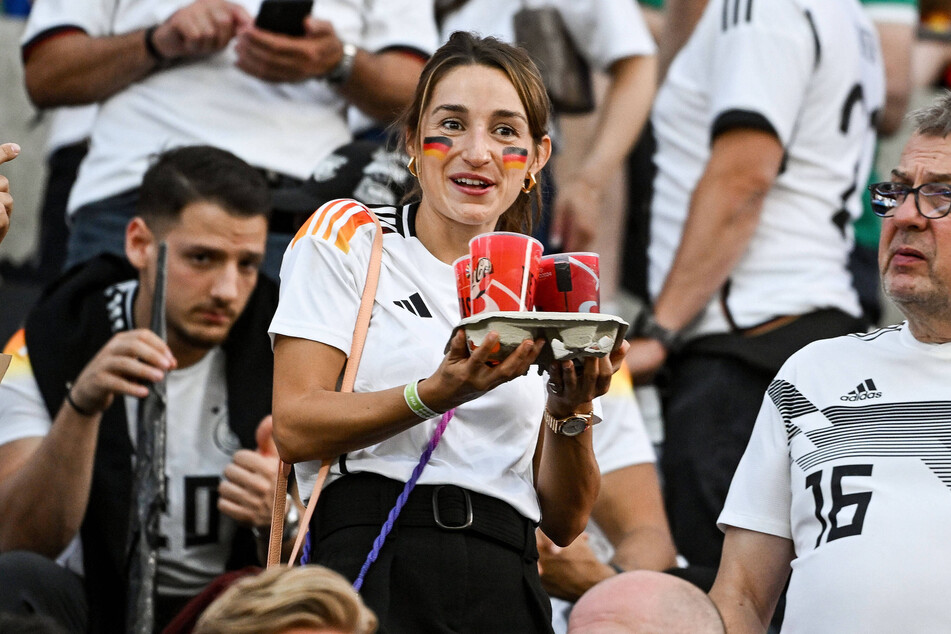 Die Freundin von Bundestrainer Julian Nagelsmann, Lena Wurzenberger, vor dem Spiel. Auch sie drückt ihrem Schatz heute wieder die Daumen.