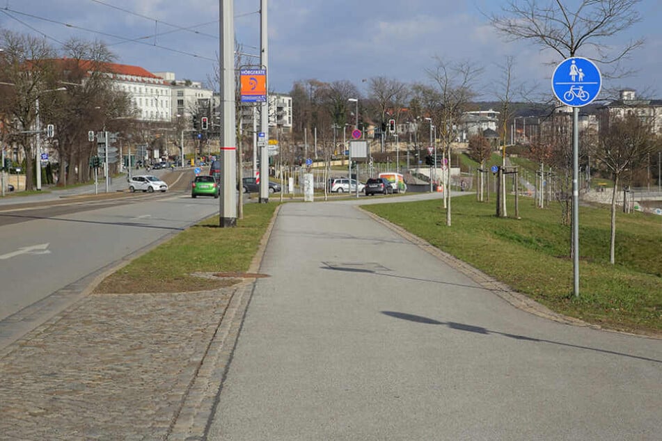 An dieser Stelle der Bautzner Straße, kurz vor der Waldschlößchenbrücke,
wollte der Honda-Fahrer auf die Straße.