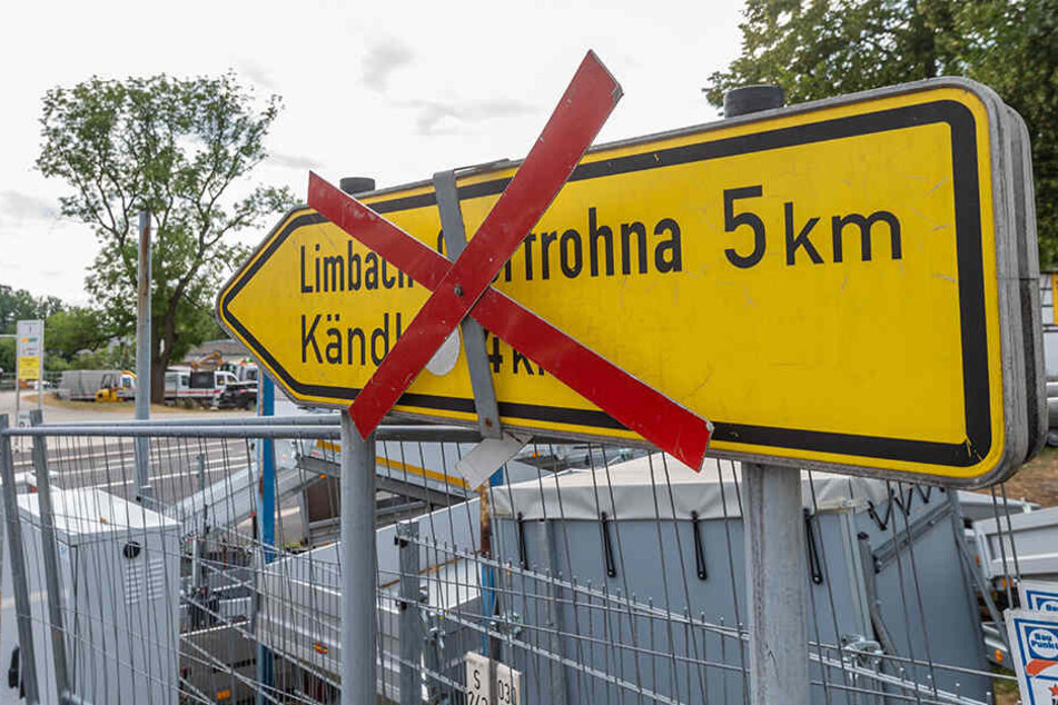 Auf der Chemnitzer Straße in Röhrsdorf gab es bauliche Verzögerungen. Am Samstag haben Autofahrer wieder freie Fahrt.