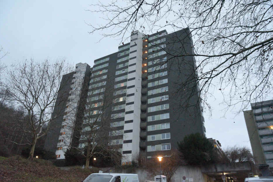 In diesem Hochhaus geschah die Bluttat. Die Polizei wird offenbar öfter hierher gerufen.