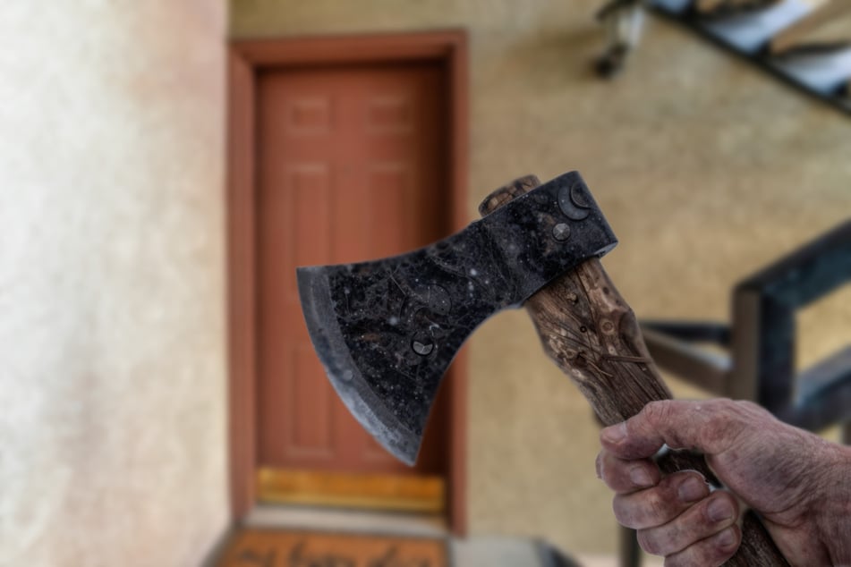 Der 55-Jährige hatte bei seinem Nachbarn geklopft und dann sofort mit dem Beil zugeschlagen. (Symbolbild)