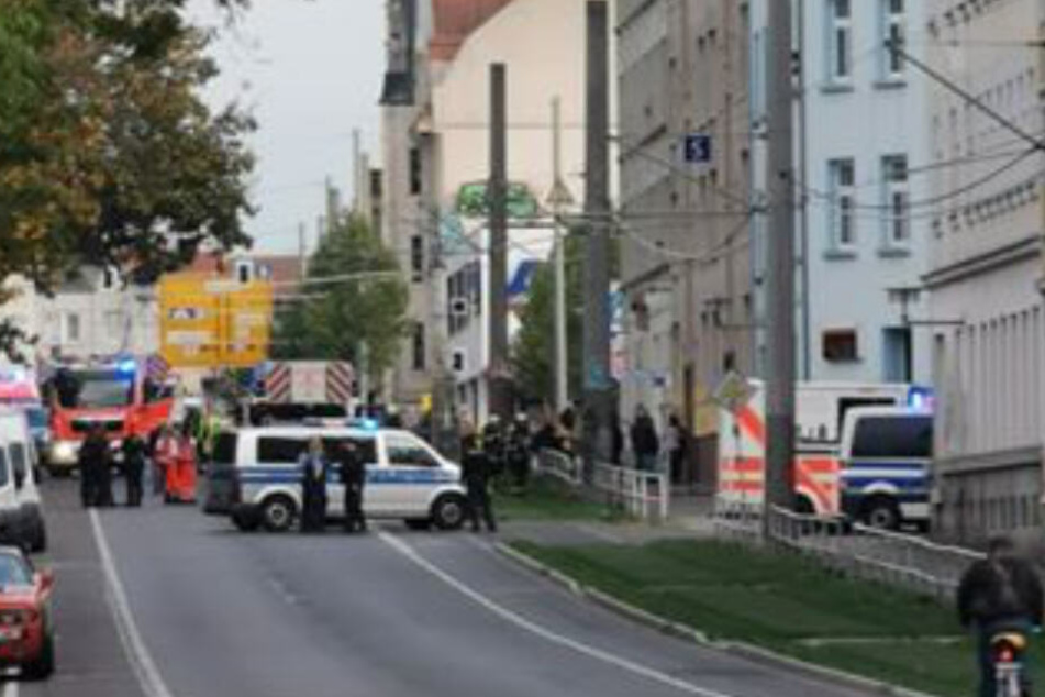 Die Georg-Schumann-Straße war am Montagnachmittag am Rathaus Wahren wegen eines Wohnungsbrandes voll gesperrt worden.