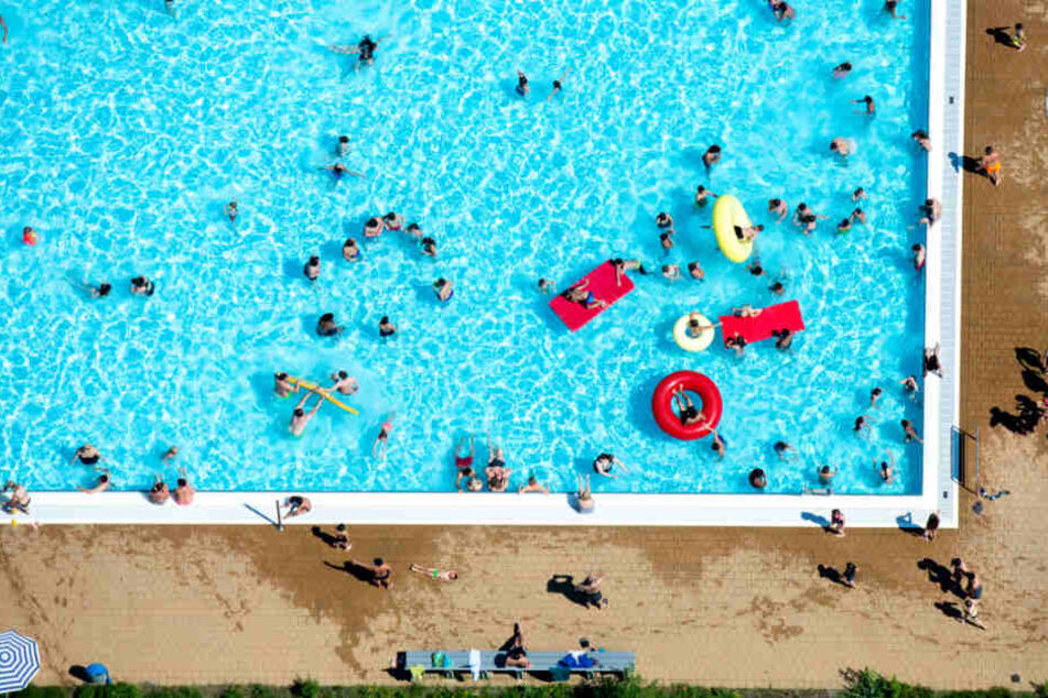 Ein Freibadausflug verschafft bei den Temperaturen Abkühlung (Symbolfoto).