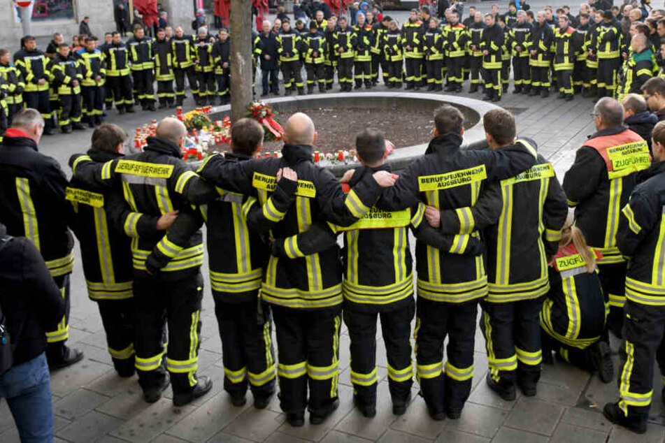 Am Königsplatz trauern Ferwehrleute um ihren toten Kollegen.